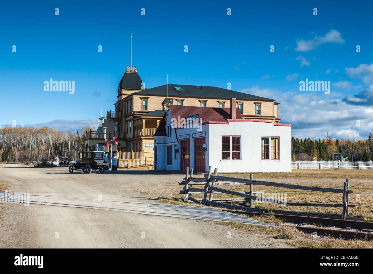 Canada, Nouveau-Brunswick, le nord-est du Nouveau Bruswick, Caraquet, le Village Historique Acadien, vue sur le Château Albert Hotel Banque D'Images Canada, Nouveau-Brunswick, le nord-est du Nouveau Bruswick, Caraquet, le Village Historique Acadien, vue sur le Château Albert Hotel Banque D'Images
