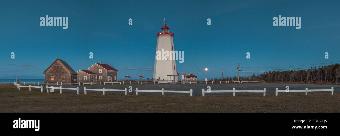 Canada, Nouveau-Brunswick, de la Péninsule acadienne, l'Île Miscou, phare de Miscou, dusk avec pleine lune Banque D'Images Canada, Nouveau-Brunswick, de la Péninsule acadienne, l'Île Miscou, phare de Miscou, dusk avec pleine lune Banque D'Images