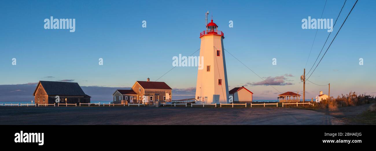 Canada, Nouveau-Brunswick, de la Péninsule acadienne, l'Île Miscou, phare de Miscou, coucher du soleil Banque D'Images Canada, Nouveau-Brunswick, de la Péninsule acadienne, l'Île Miscou, phare de Miscou, coucher du soleil Banque D'Images