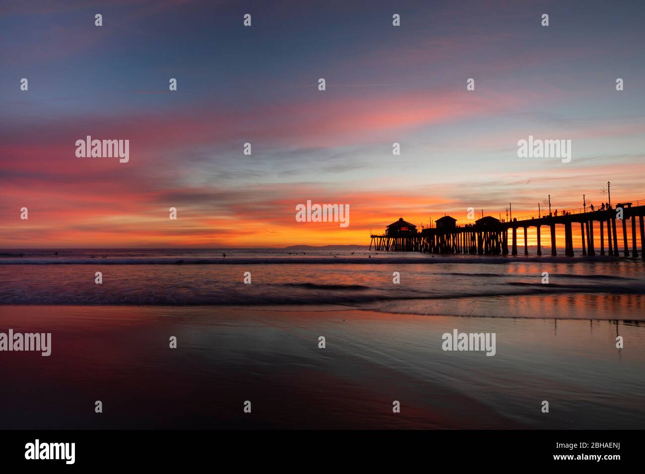 Huntington Beach Pier au coucher du soleil, Californie, États-Unis Banque D'Images