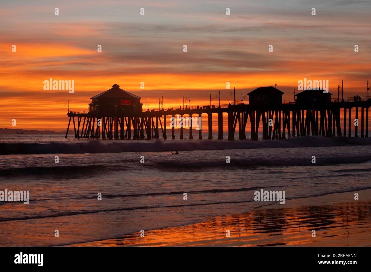 Diner au coucher du soleil, Huntington Beach Pier, Californie, États-Unis Banque D'Images