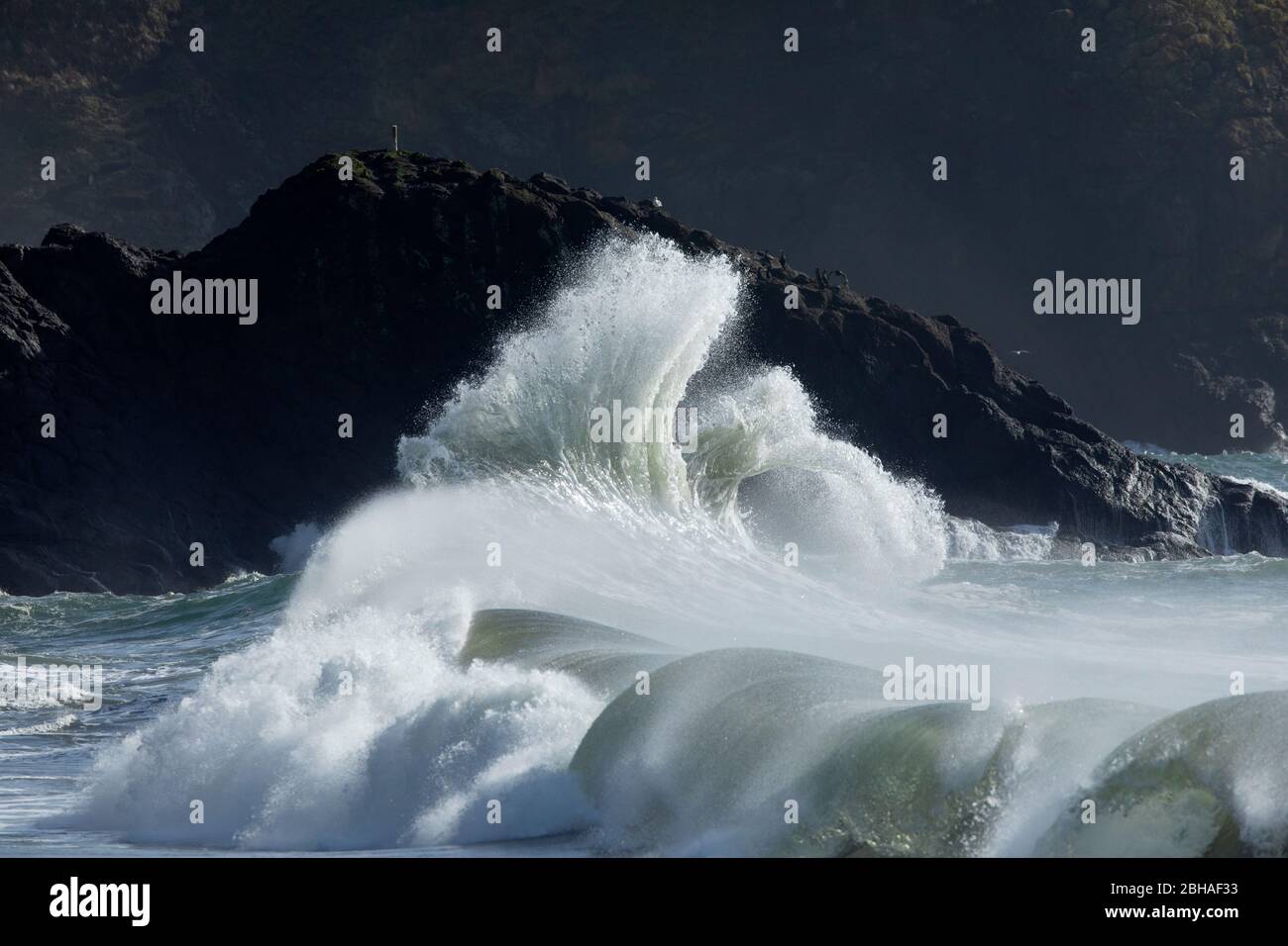 Vagues qui s'écrasent sur la formation de roches en mer, Cape déception State Park, Washington, États-Unis Banque D'Images