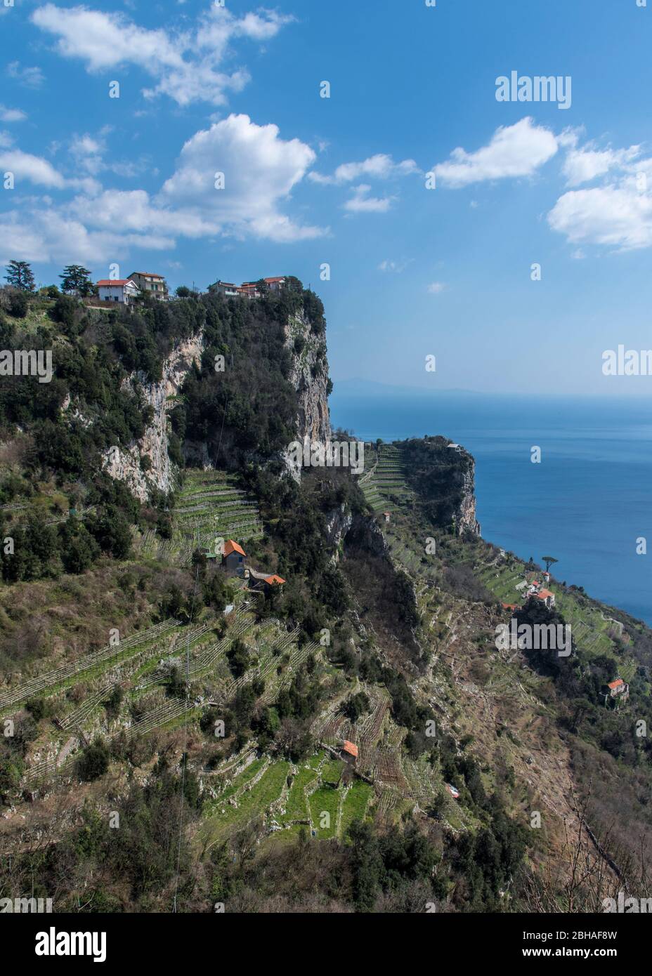 La voie des dieux: Sentiero degli Dei. Incroyablement beau chemin de randonnée au-dessus de la côte amalfitana ou amalfitaine en Italie, d'Agerola à Positano. Mars 2019. Falaise avec agriculture Banque D'Images