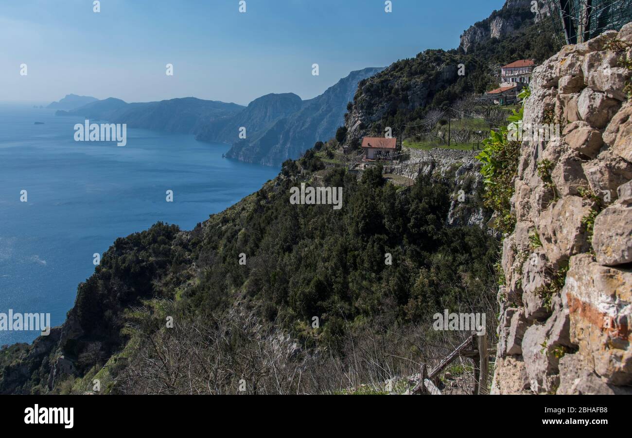 La voie des dieux: Sentiero degli Dei. Incroyablement beau chemin de randonnée au-dessus de la côte amalfitana ou amalfitaine en Italie, d'Agerola à Positano. Mars 2019. Panorama côtier Banque D'Images