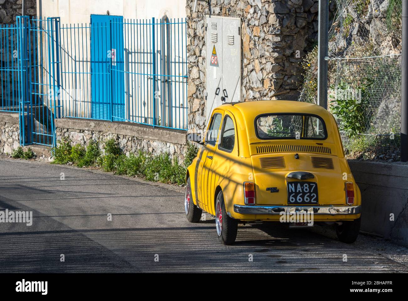La voie des dieux: Sentiero degli Dei. Incroyablement beau chemin de randonnée au-dessus de la côte amalfitana ou amalfitaine en Italie, d'Agerola à Positano. Mars 2019. Fiat 500 dans les rues à la fin de la randonnée près de Positano. Banque D'Images