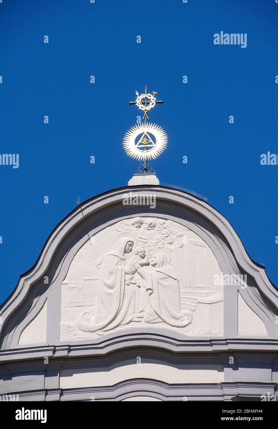 Allemagne, Bavière, Haute-Bavière, Altötting, Basilique Sainte-Anne, façade avant, extrémité supérieure, relief image de la Sainte patronne de Sainte-Anne avec Marie et l'enfant Jésus, détail Banque D'Images