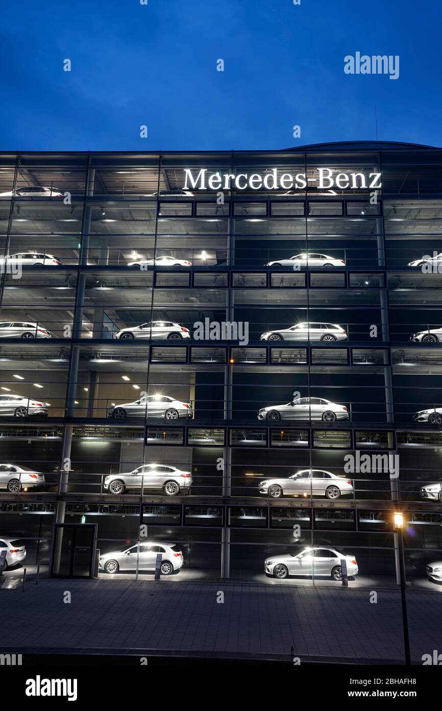 L'Allemagne, la Bavière, Munich, la succursale Mercedes-Benz, à l'extérieur, ont émis des voitures sur six étages Banque D'Images