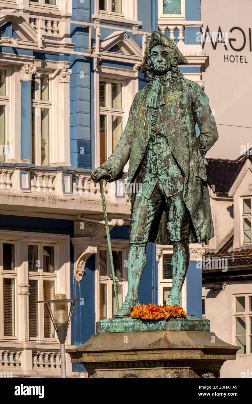 Sur un socle en pierre la statue de Ludvig Holberg, baron von Holberg, derrière elle le musée de la Theta Bergen, Hordaland, Norvège, Scandinavie, Europe Banque D'Images