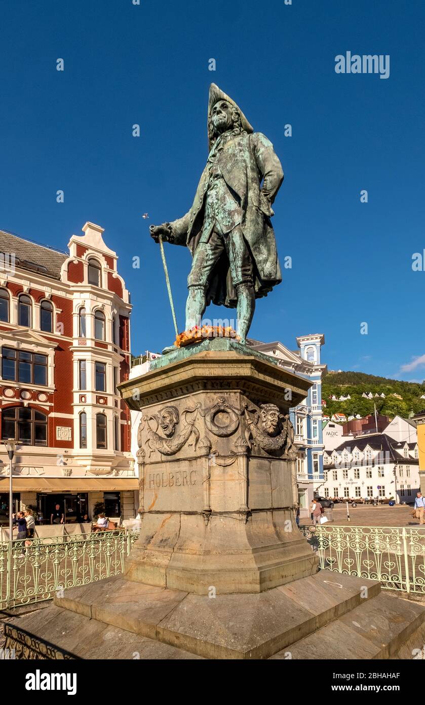 Sur une base de pierre la statue de Ludvig Holberg, baron von Holberg, encadrée d'une clôture blanche, contre un ciel bleu vif, pour voir derrière elle le Musée de la Theta Bergen, Hordaland, Norvège, Scandinavie, Europe Banque D'Images