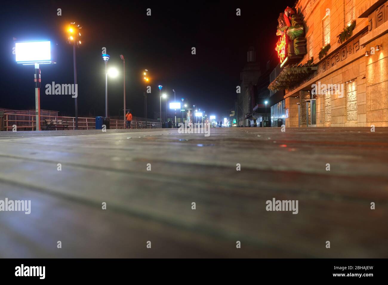 Promenade de Atlantic City avec hôtels fermés le long du chemin Banque D'Images