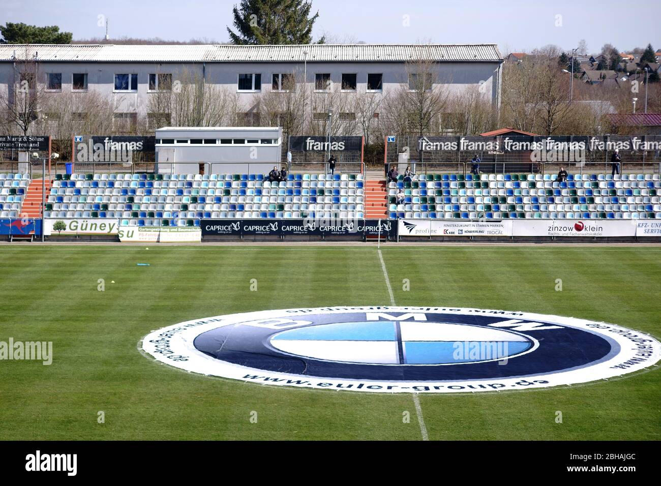 Pirmasens, Allemagne - 30 mars 2019: Les sièges modernes et colorés d'une tribune du parc sportif Husterhöhe l'équipe de football FK Pirmasens le 30 mars 2019 à Pirmasens. Banque D'Images