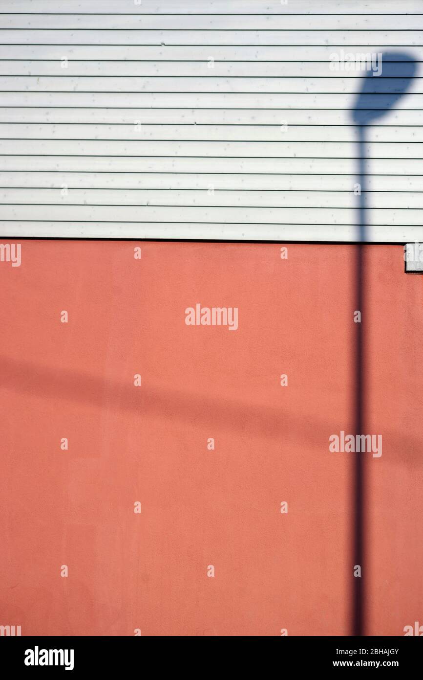 Une lanterne ombre sur une façade brillant brun avec des planches de décoration. Banque D'Images