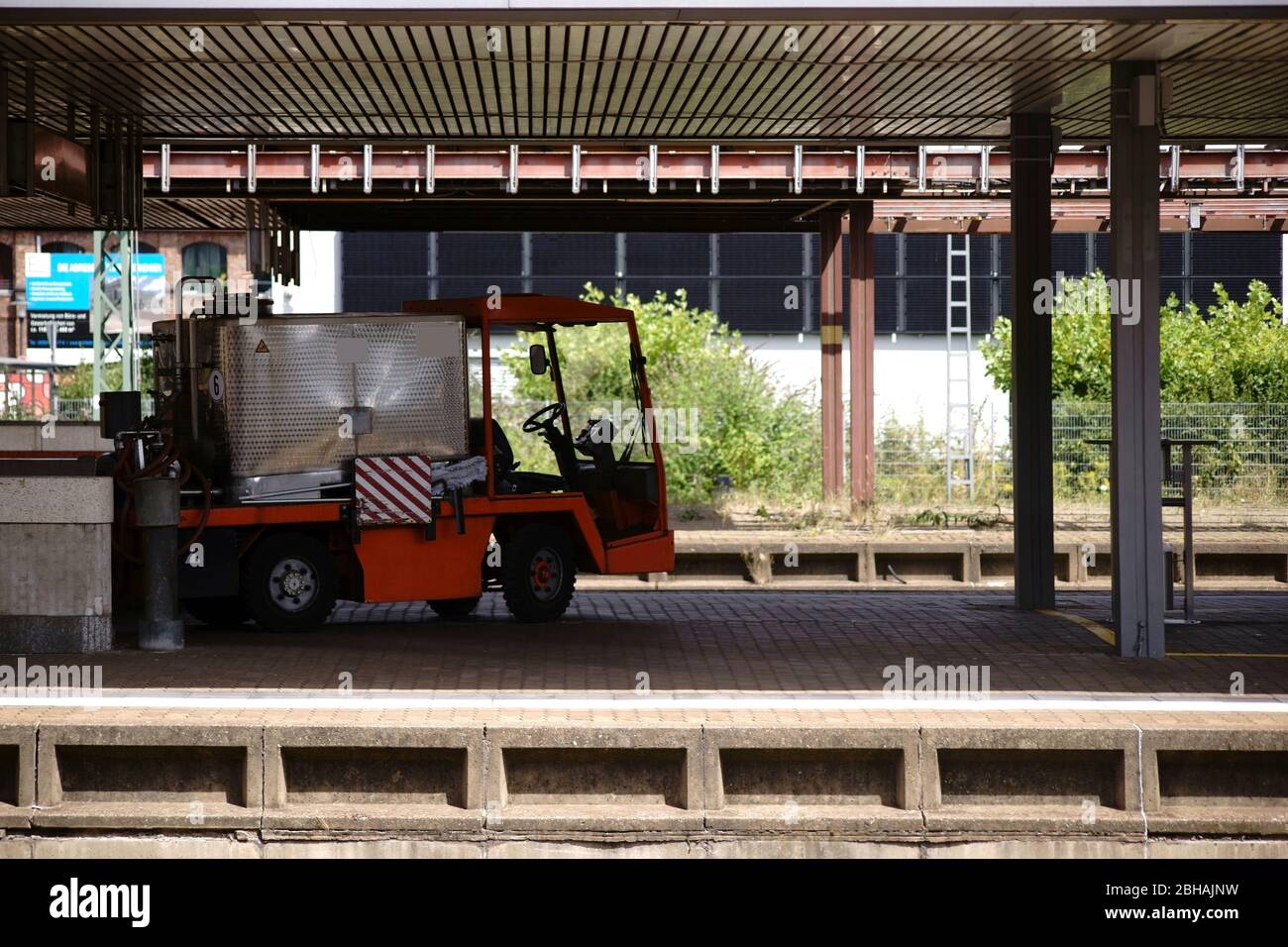 Un chariot à bagages et de travail pour les véhicules de transport Le transport de matériel et d'outils à une plate-forme. Banque D'Images