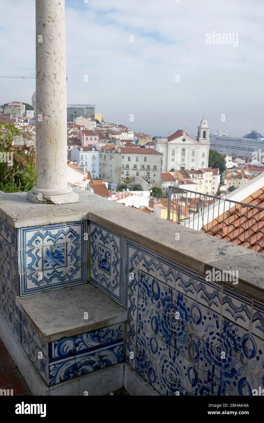 Miradouro de Santa Luzia dans le centre historique d'Alfama Banque D'Images