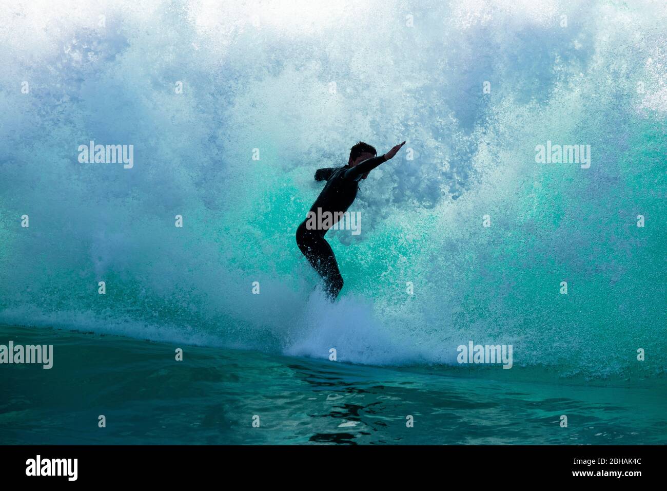 Surfeur en combinaison en mer, Huntington Beach, Californie, États-Unis Banque D'Images