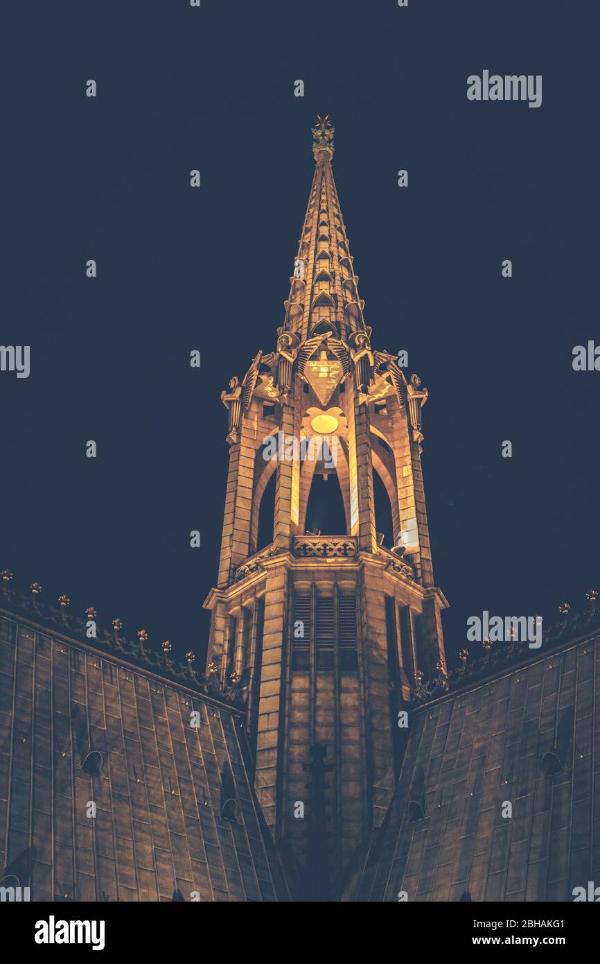 Kölner Dom. Auch bei Nacht ein beeindruckendes, gotisches Bauwerk. - Nur redaktionelle Nutzung. Banque D'Images