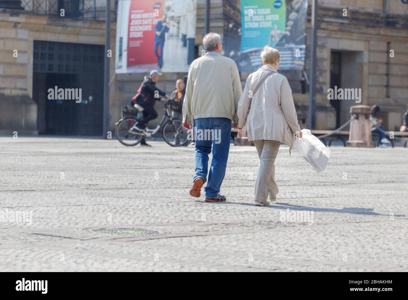 Piéton, couple de personnes âgées à Berlin, au Gendarmenmarkt, entre Dom français et Dom allemand. Banque D'Images