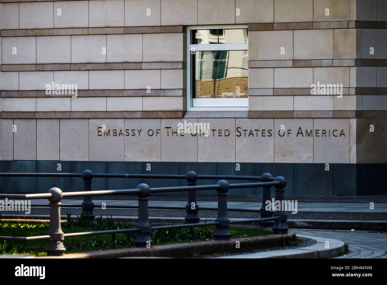 Ambassade des États-Unis d'Amérique - une fenêtre de l'ambassade américaine à Berlin sur Pariser Platz. Banque D'Images