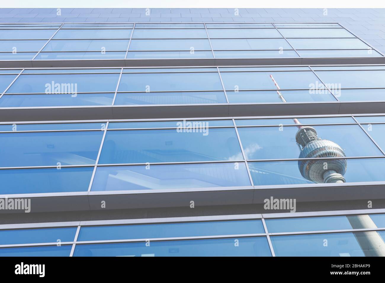 Reflet de la tour de télévision de Berlin sur Alexanderplatz dans une façade en verre d'un bâtiment. Banque D'Images