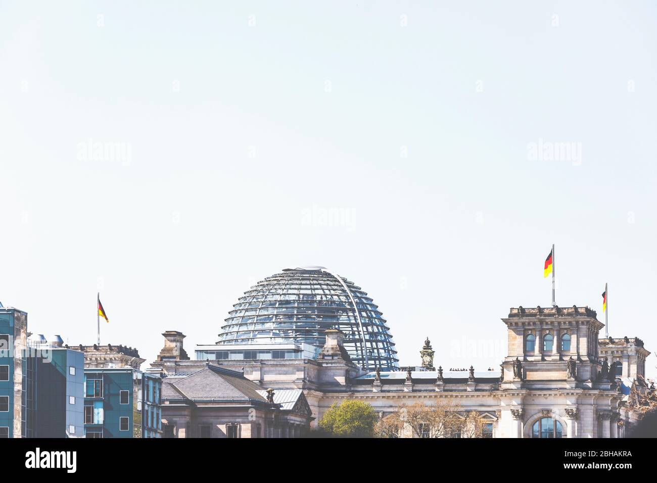 Gebäude des deutschen Reichstags à Berlin - Das Reichtsgebäude - Sitz des schen Bundestag. Mit Europa und Deutschland Flagge. Banque D'Images