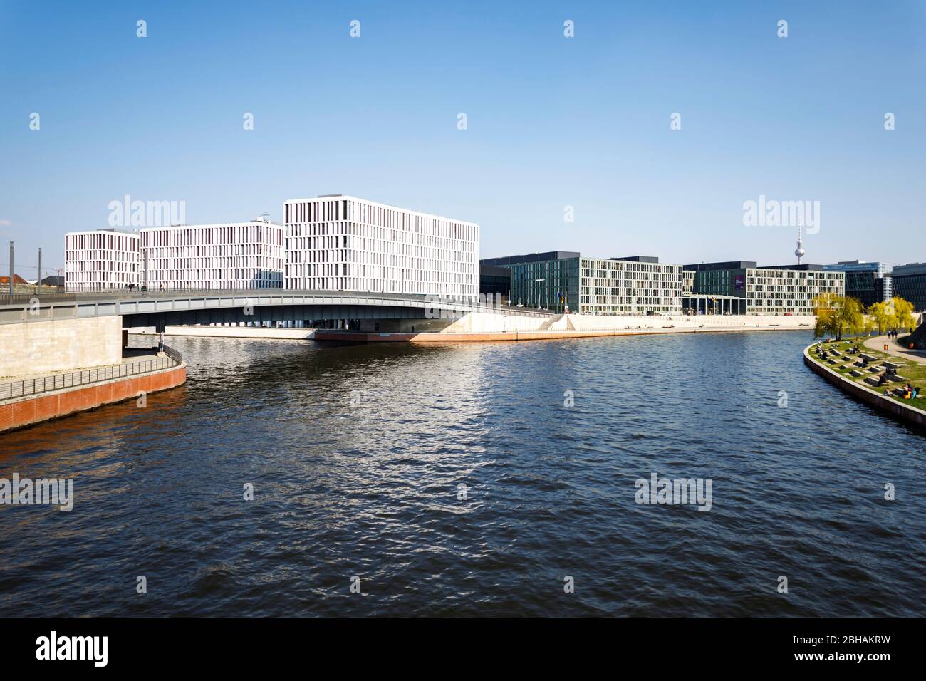 Le quartier du gouvernement à Berlin - de la gare principale au Reichstag avec vue sur la tour de télévision de Berlin. Usage éditorial uniquement. Banque D'Images