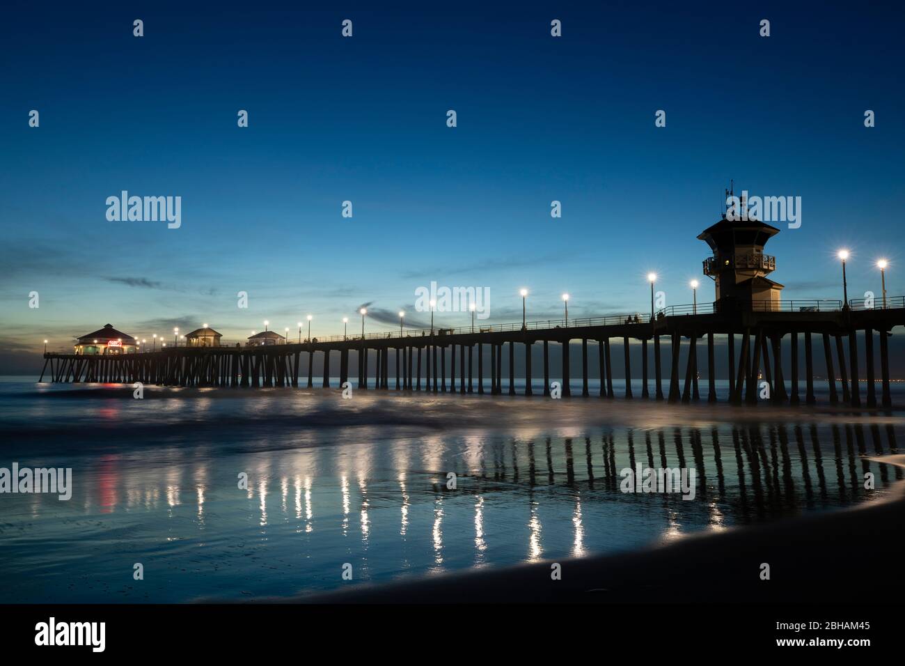 Jetée de Huntington Beach au coucher du soleil, Huntington Beach, Californie, États-Unis Banque D'Images