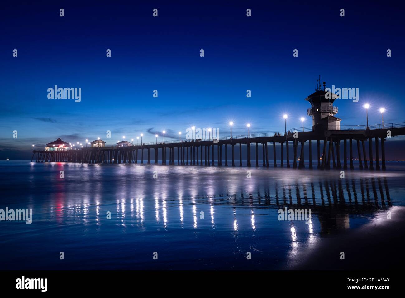 Jetée de Huntington Beach la nuit, Huntington Beach, Californie, États-Unis Banque D'Images