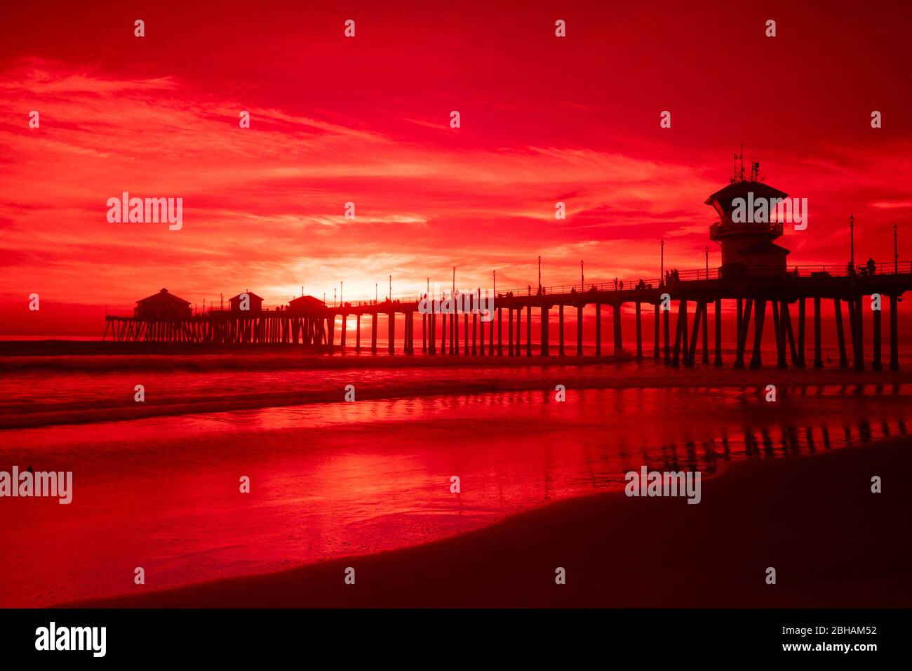 Jetée de Huntington Beach au coucher du soleil, Huntington Beach, Californie, États-Unis Banque D'Images