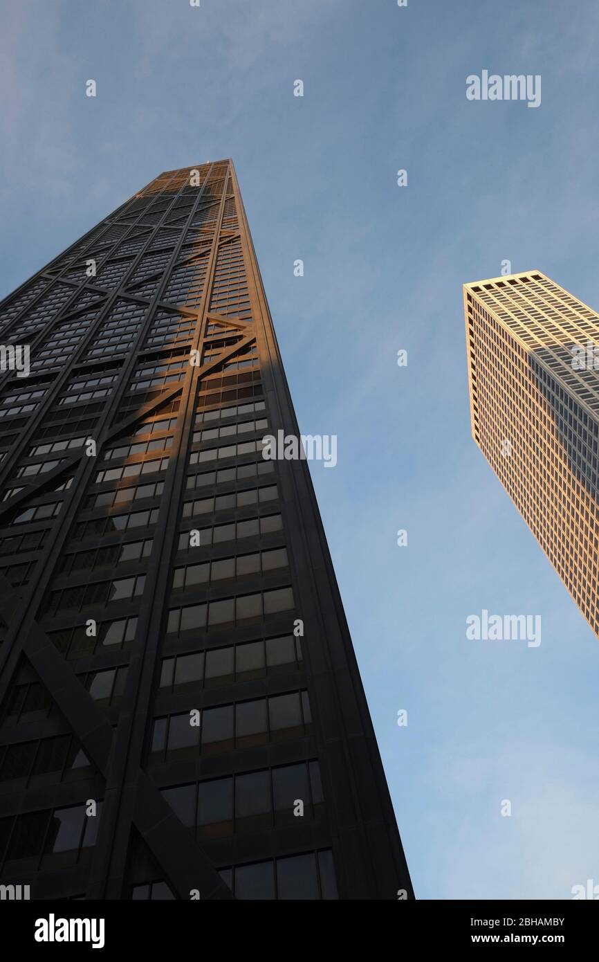 875 North Michigan Avenue, construit comme et encore communément appelé est le John Hancock Center, est un gratte-ciel surgrand de 100 étages de 1,128 pieds situé à Chicago, Illinois, États-Unis Banque D'Images