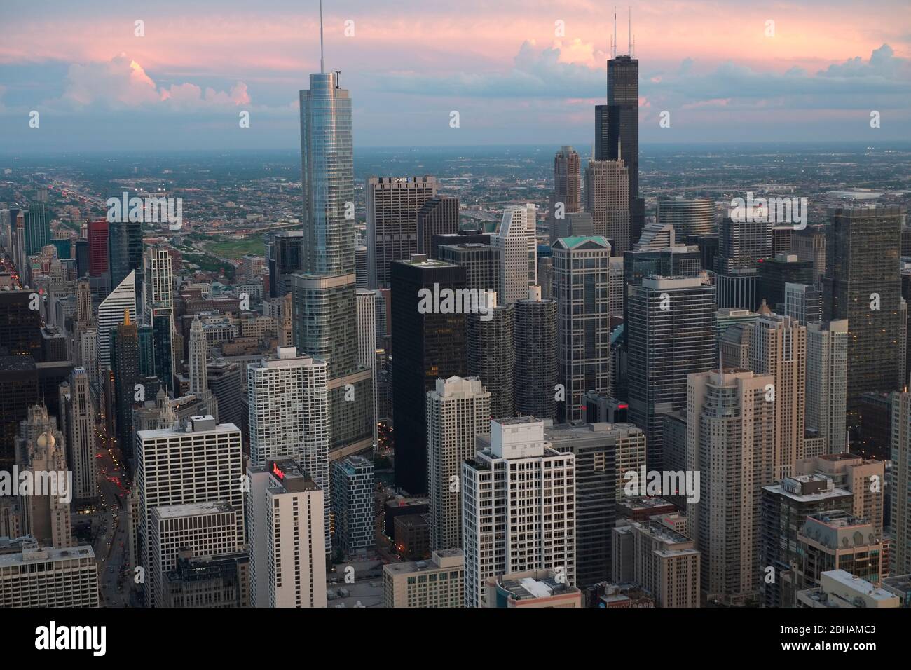 Tours de bureaux du centre-ville de Chicago photographiées depuis l'observatoire John Hancock. Willis Tower, anciennement Sears Tower, conçu par l'architecte Fazlur Rahman Khan, autrefois le gratte-ciel le plus haut du monde, est au centre de droite Banque D'Images