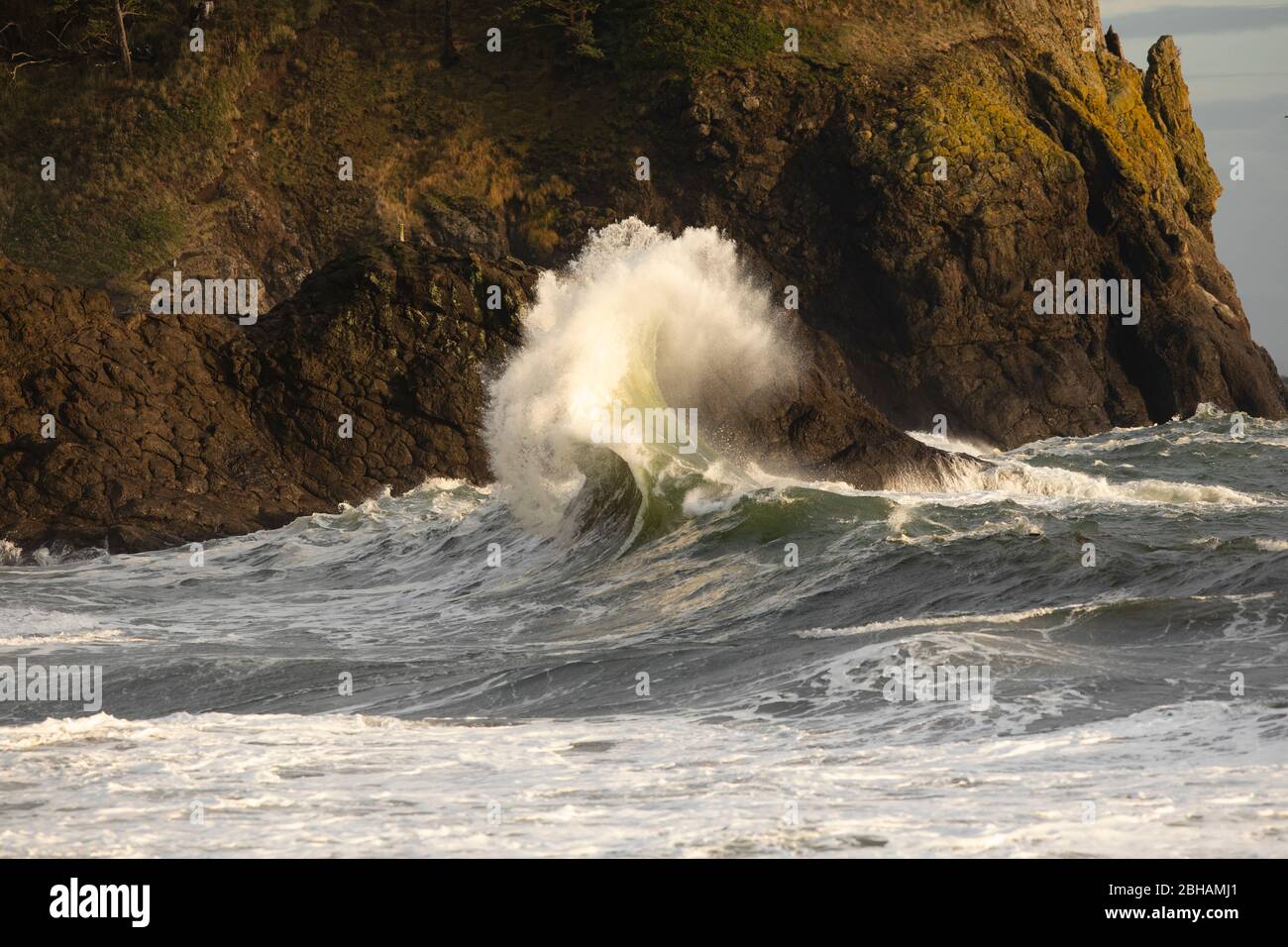 Vagues qui s'écrasent sur les falaises sur le littoral, Cape déception State Park, Washington, États-Unis Banque D'Images