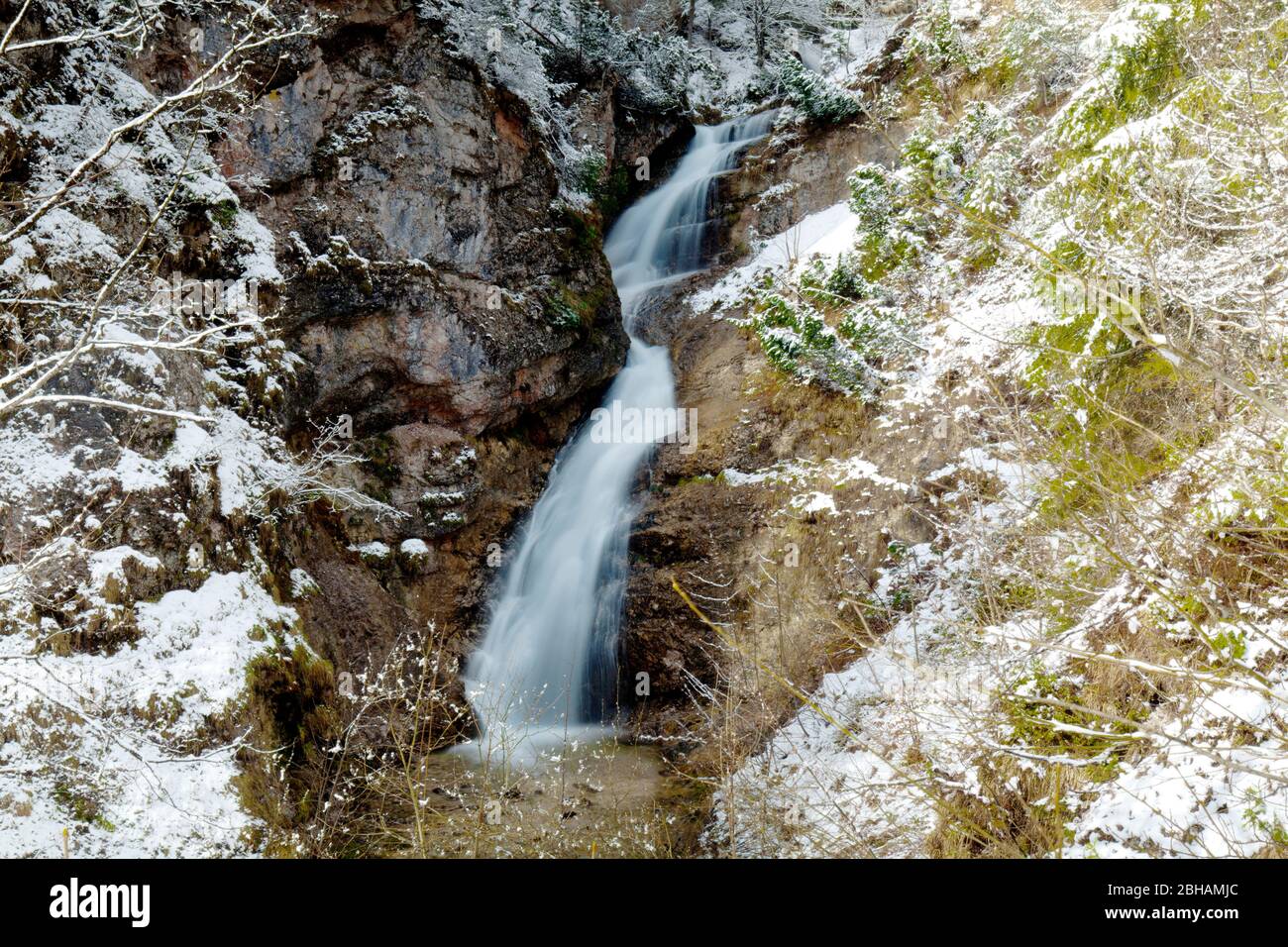 Laintalbach (ruisseau) dans la fonte des neiges avec un fort débit d'eau Banque D'Images