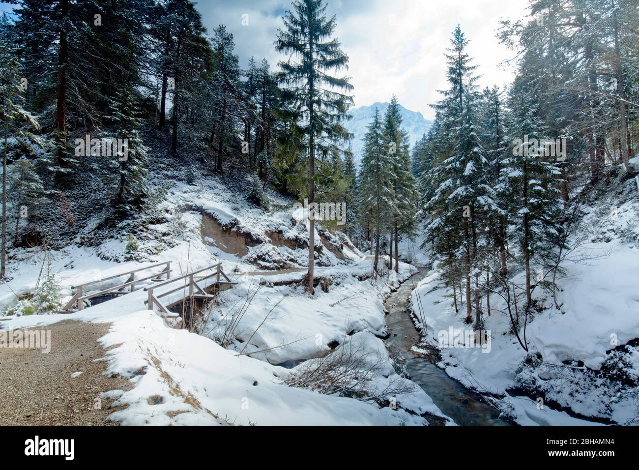 Paysage d'hiver à Laintalbach (ruisseau) pendant la fonte des neiges Banque D'Images