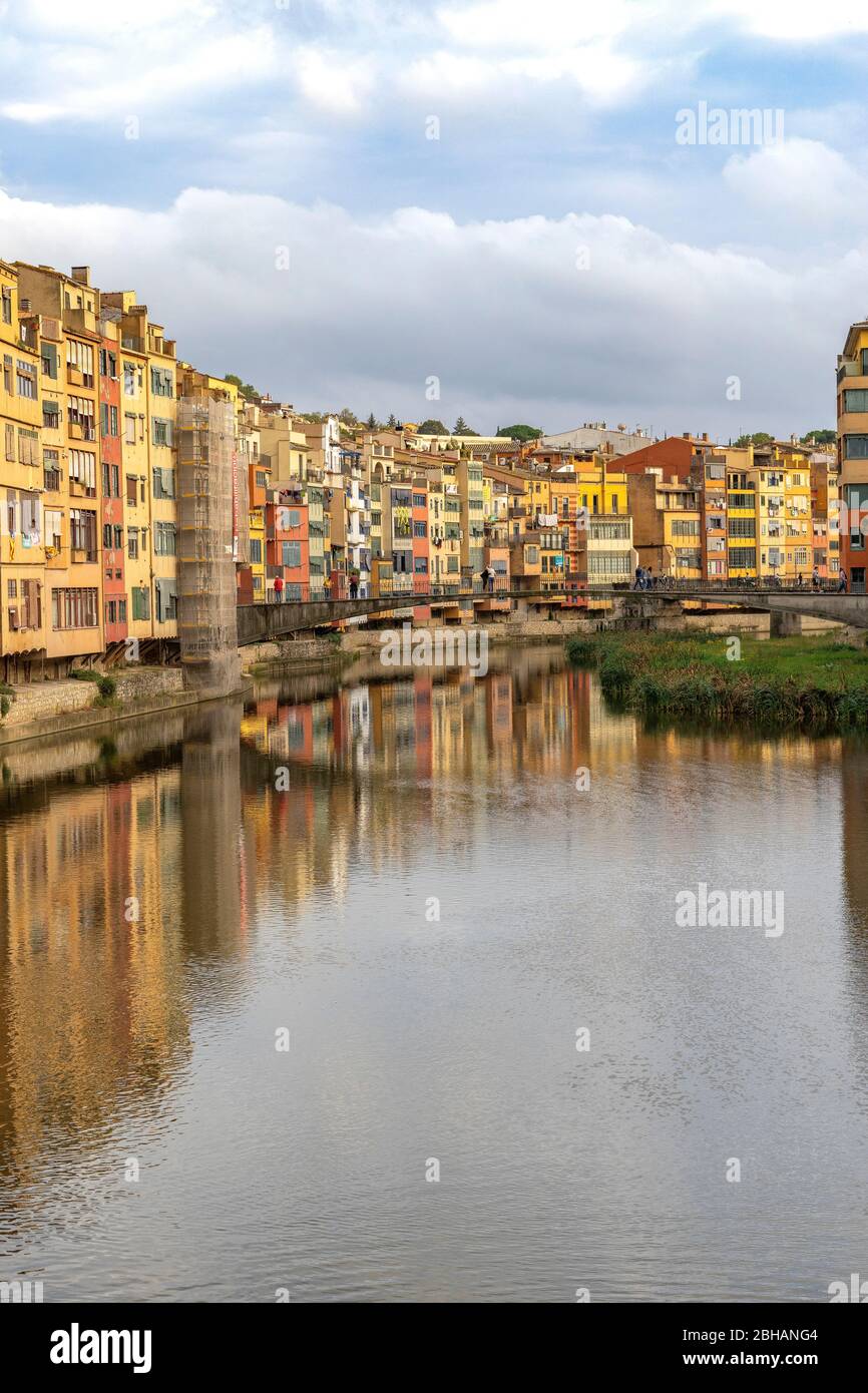Europe, Espagne, Catalogne, Gérone, vue sur les façades colorées du quartier juif de la rivière Onyar à Gérone Banque D'Images