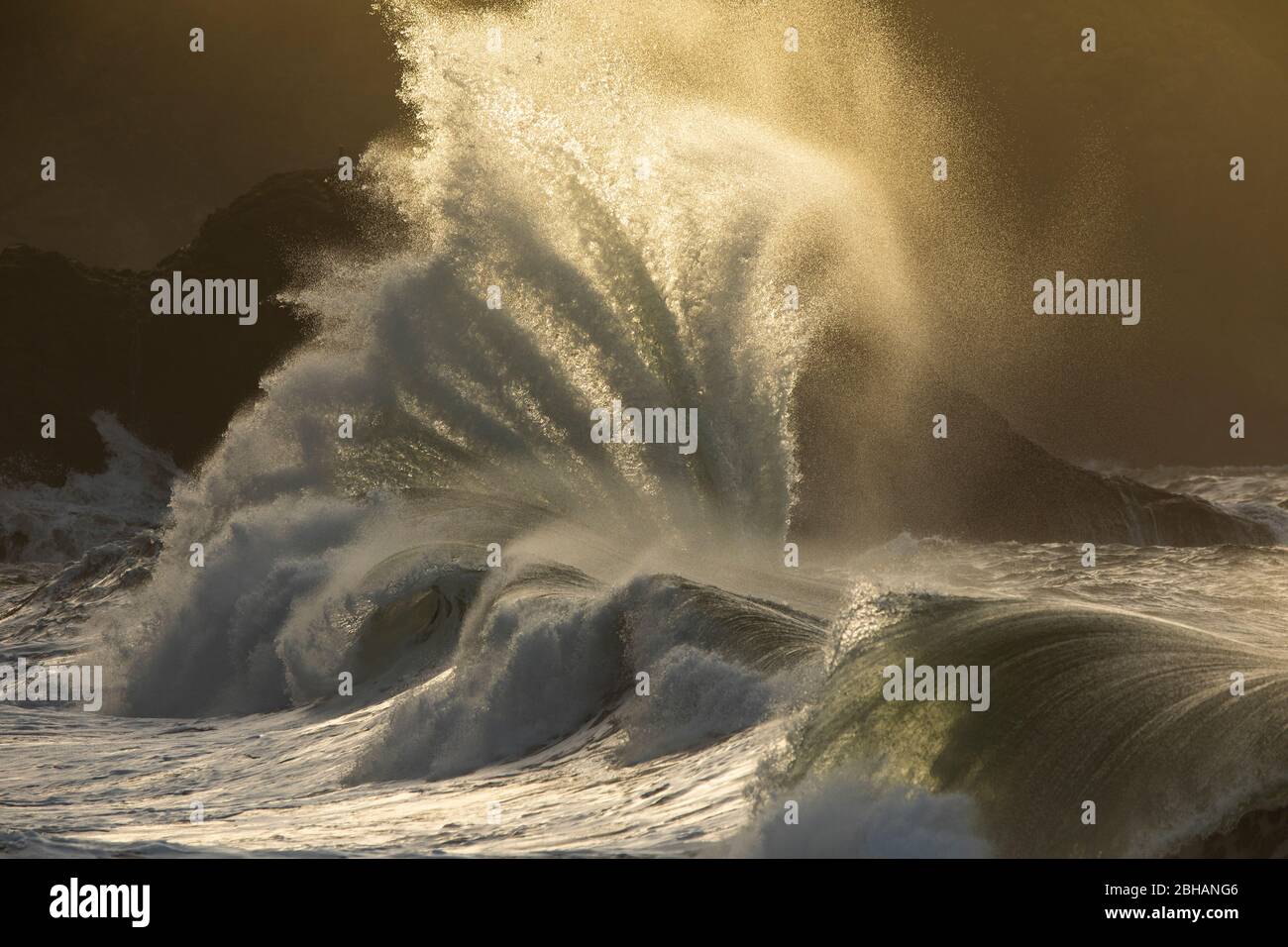 Vagues qui s'écrasent sur le bord de mer, Cape Dedéception State Park, Washington, États-Unis Banque D'Images