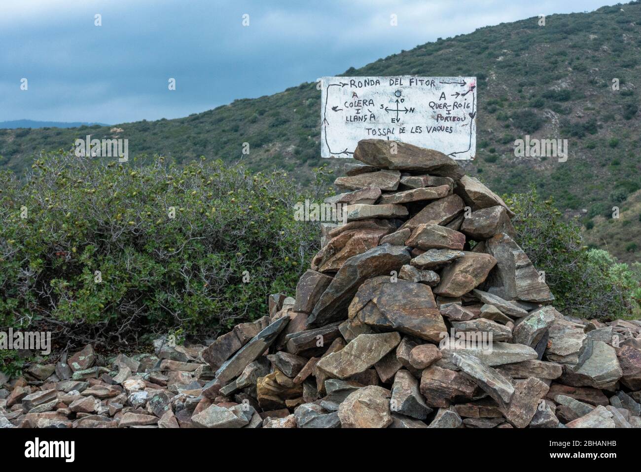 Europe, Espagne, Catalogne, Costa Brava, marquage en pierre sur le Camí de Ronda entre Portbou et Llancà Banque D'Images