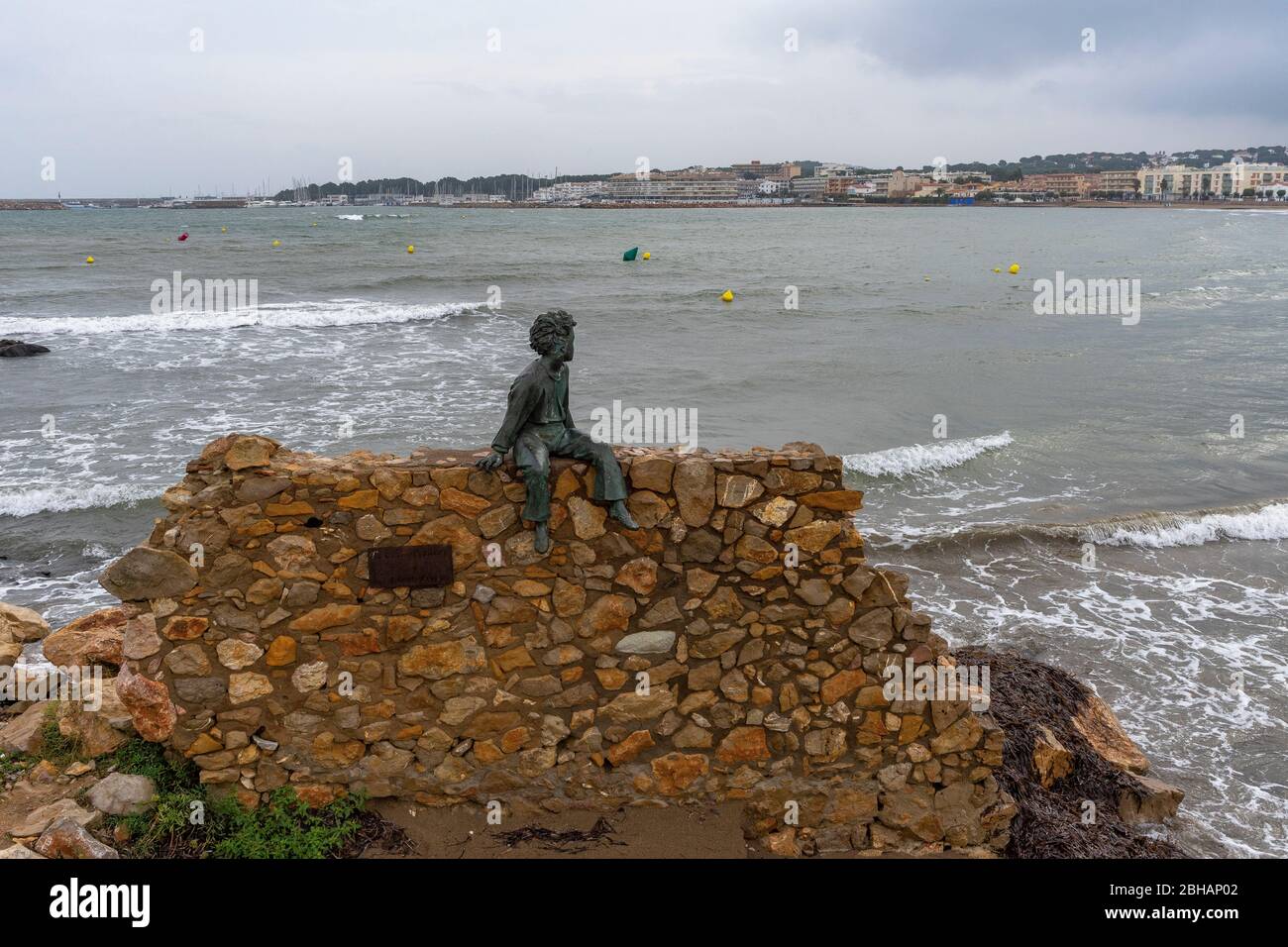 Europe, Espagne, Catalogne, Costa Brava, l'Escala, statue sur le front de mer de l'Escala Banque D'Images