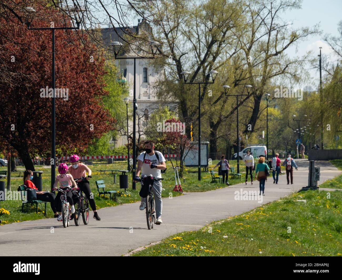 Les boulevards de la Vistule et les gens se détendant. Presque vide pendant la pandémie de coronavirus de covid-19. Banque D'Images