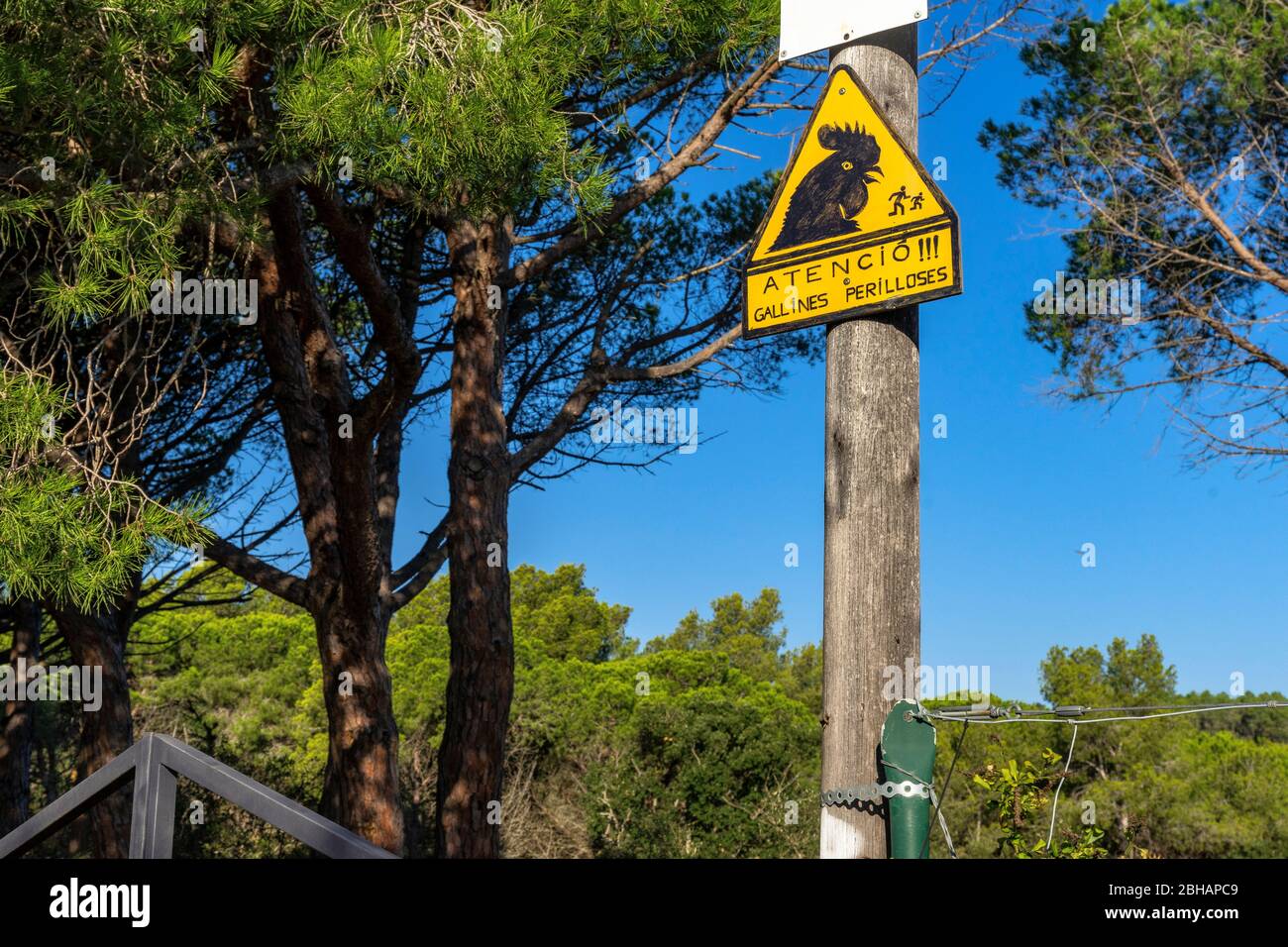 Europe, Espagne, Catalogne, Costa Brava, panneau d'avertissement plein d'humour entre Tossa de Mar et Lloret de Mar. Banque D'Images
