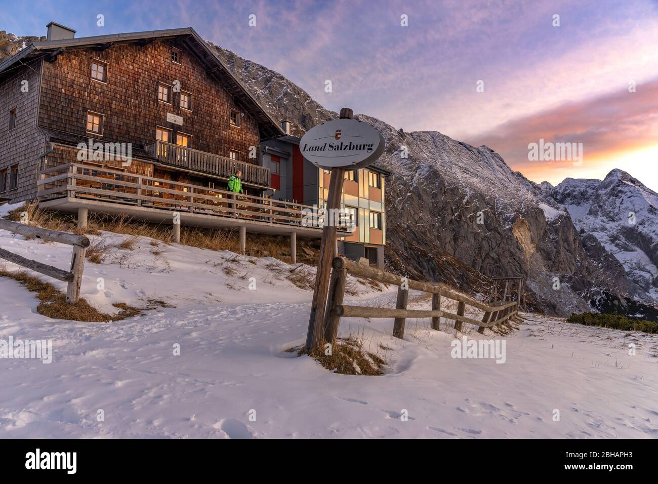 Europa, Deutschland, Bayern, Berchtesgadener Land, Carl-von-Stahl-Haus, Bergsteiger genießt den Sonnenaufgang auf der terrasse des Carl-von-Stahl-Haus Banque D'Images