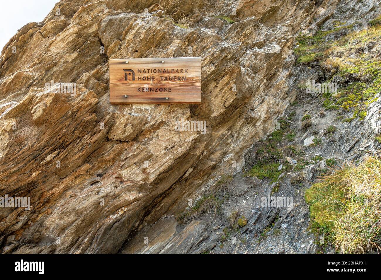 Europe, Autriche, Tyrol, Tyrol de l'est, Hohe Tauern, Kals am Großglockner, signe du Parc National Hohe Tauern sur le Haut sentier allemand de Sudeten Banque D'Images