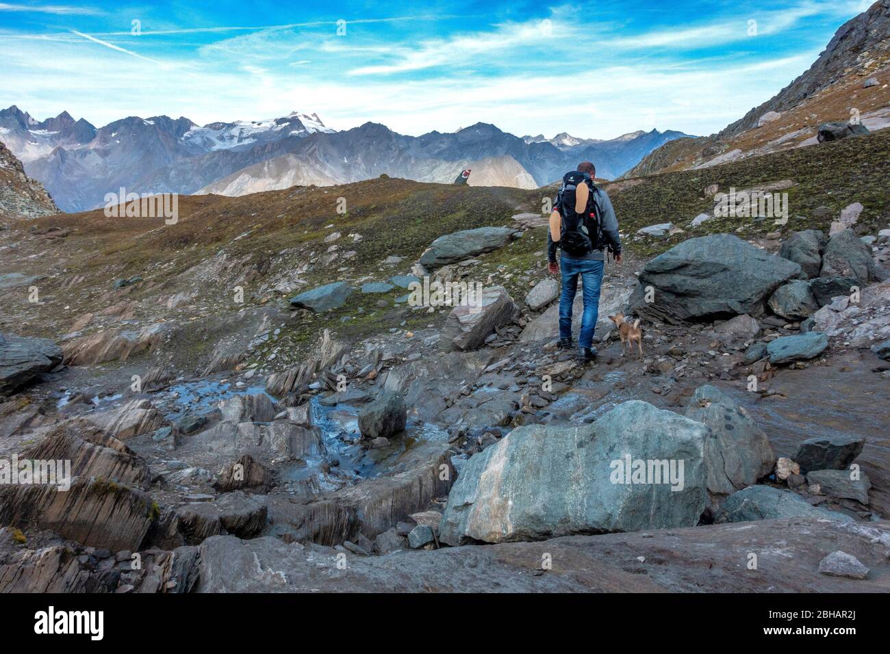 Europe, Autriche, Tyrol, Tyrol de l'est, Hohe Tauern, Kals am Großglockner, randonneurs en route vers le Kessleralm en descente de la Sudetendeutsche Hütte dans le Hohe Tauern Banque D'Images