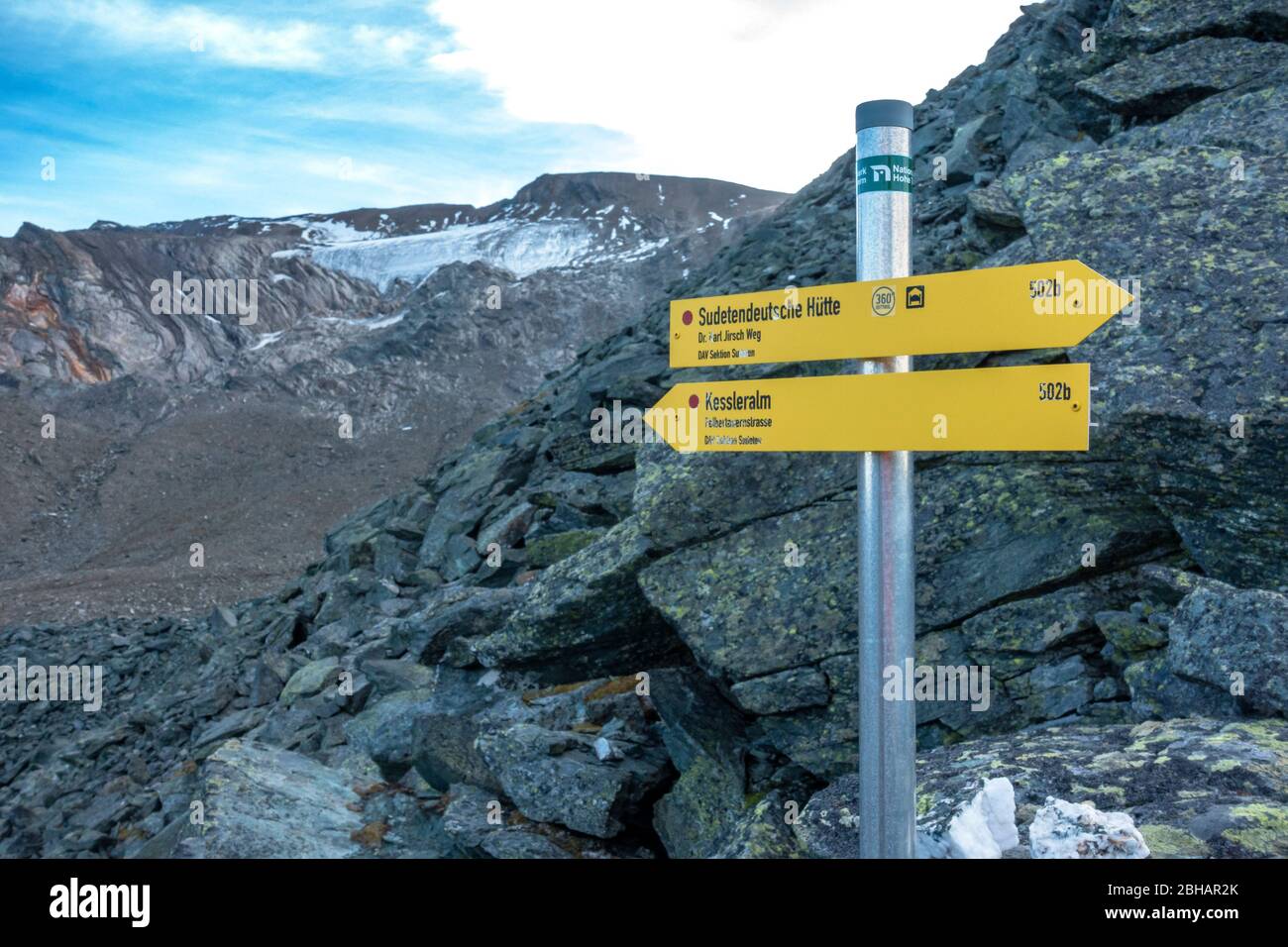 Europe, Autriche, Tyrol, Tyrol de l'est, Hohe Tauern, Kals am Großglockner, signpost au Nussingscharte dans la descente de la Sudetendeutsche Hütte Banque D'Images