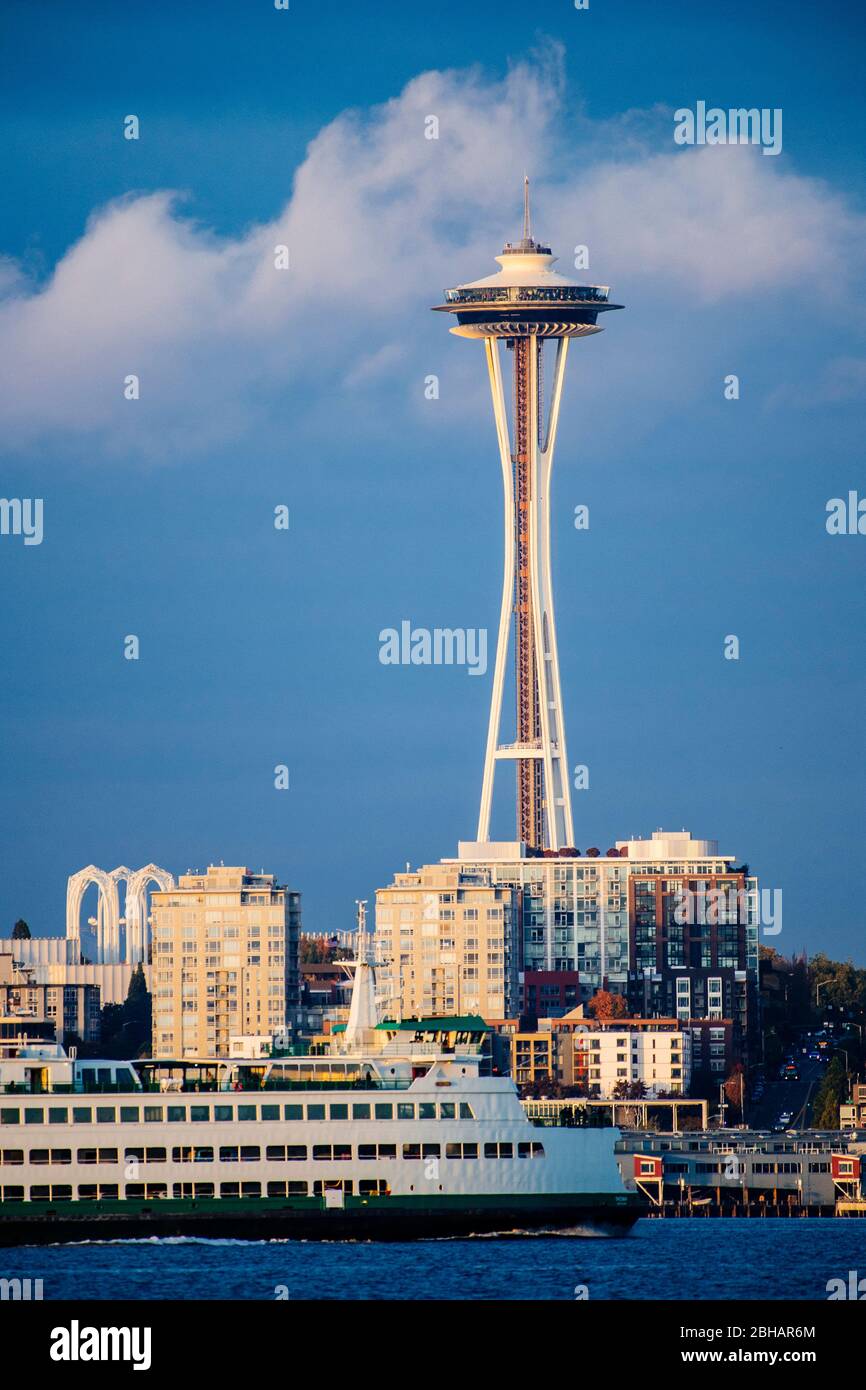 Architecture contre ciel nuageux, Seattle, Washington, États-Unis Banque D'Images