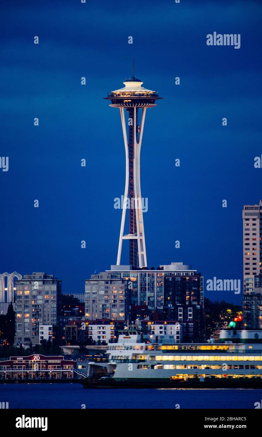 Ville éclairée la nuit, Seattle, Washington, États-Unis Banque D'Images