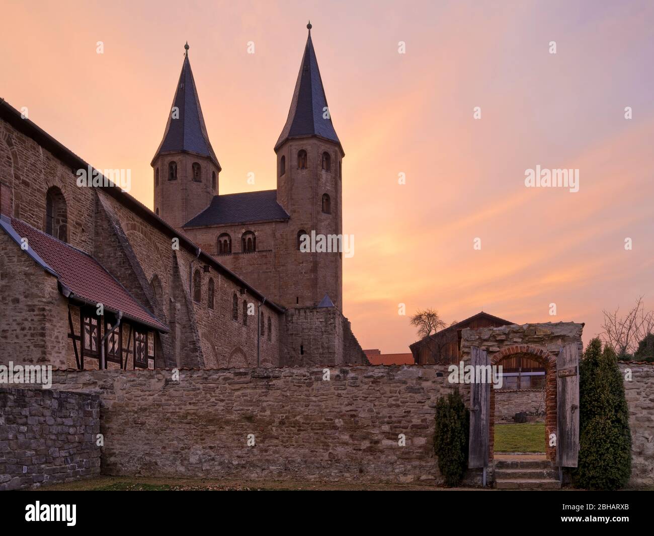 Europe, Allemagne, Saxe-Anhalt, Ilsenburg, Abbaye de Drübeck, couvent bénédictin de Saint-Vitus, 10ème siècle, ambiance de soirée Banque D'Images