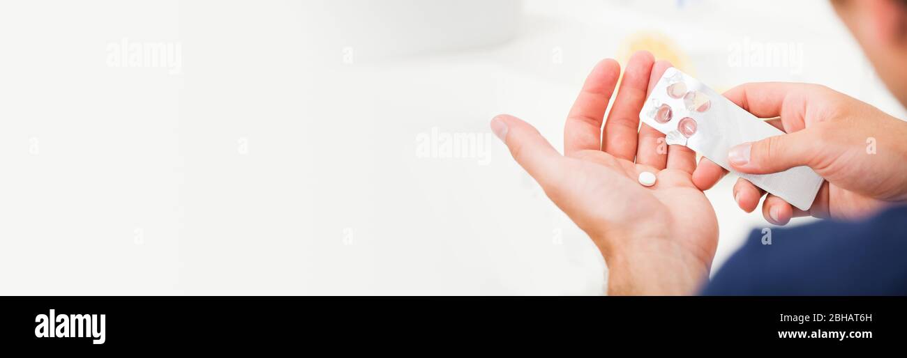 Hommes patient prenant un antibiotique comprimé de Blister Package Banque D'Images