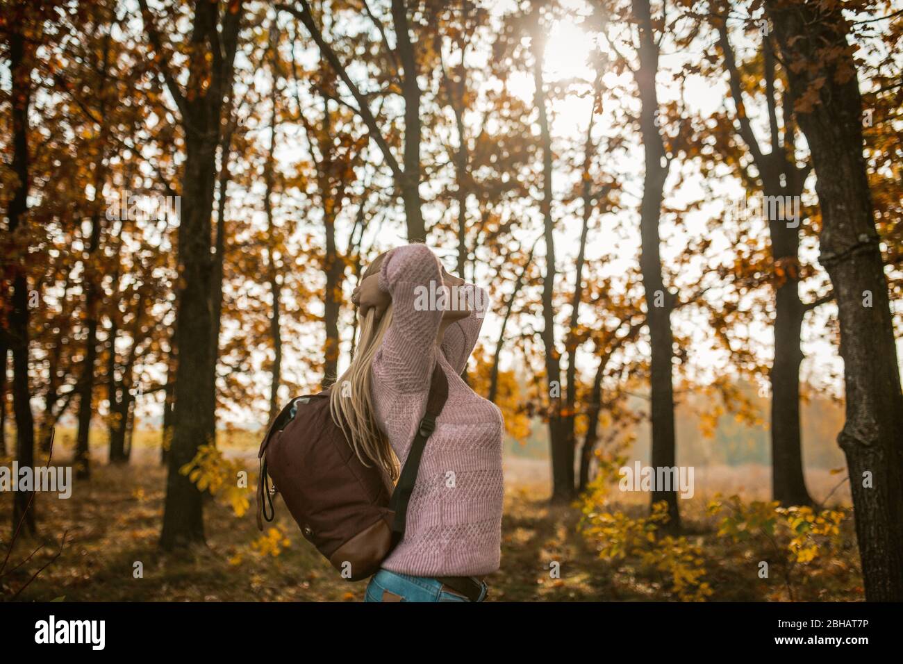 Vue sur le profil de joli Blond voyageant dans la nature Banque D'Images