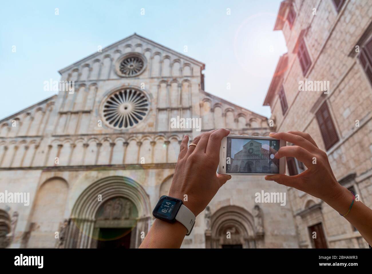 Détail de la main touristique prenant des photos de la cathédrale de St Anastasia, Zadar, Dalmatie, Croatie Banque D'Images
