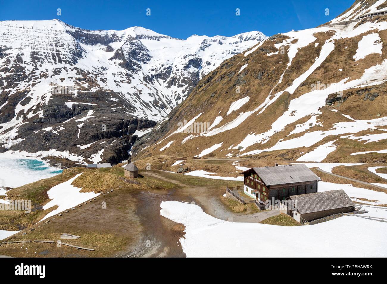 La cabane de montagne Pasterzenhaus et la petite chapelle, le parc national Hohe Tauern, la route alpine de Grossglockner, la Carinthie, l'Autriche, l'Europe Banque D'Images